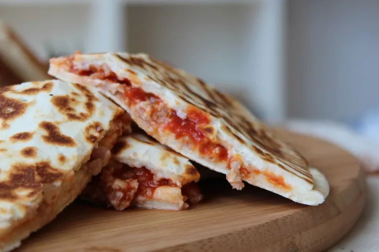 Manger une pizza calzone dans un restaurant italien à Paris, Paris 18, Bella Italia